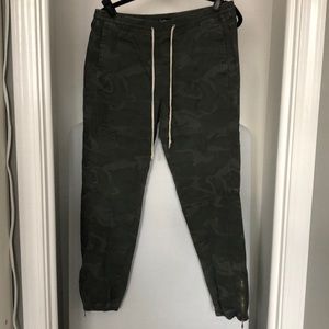 Camo joggers with pockets and elastic size 30